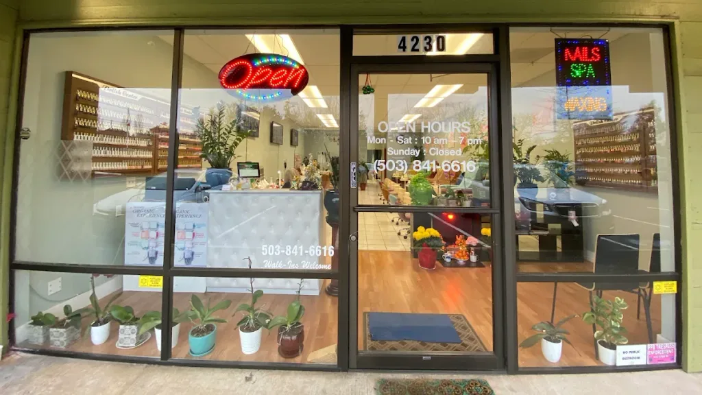 L&Q NAILS — Nail salon in Portland
